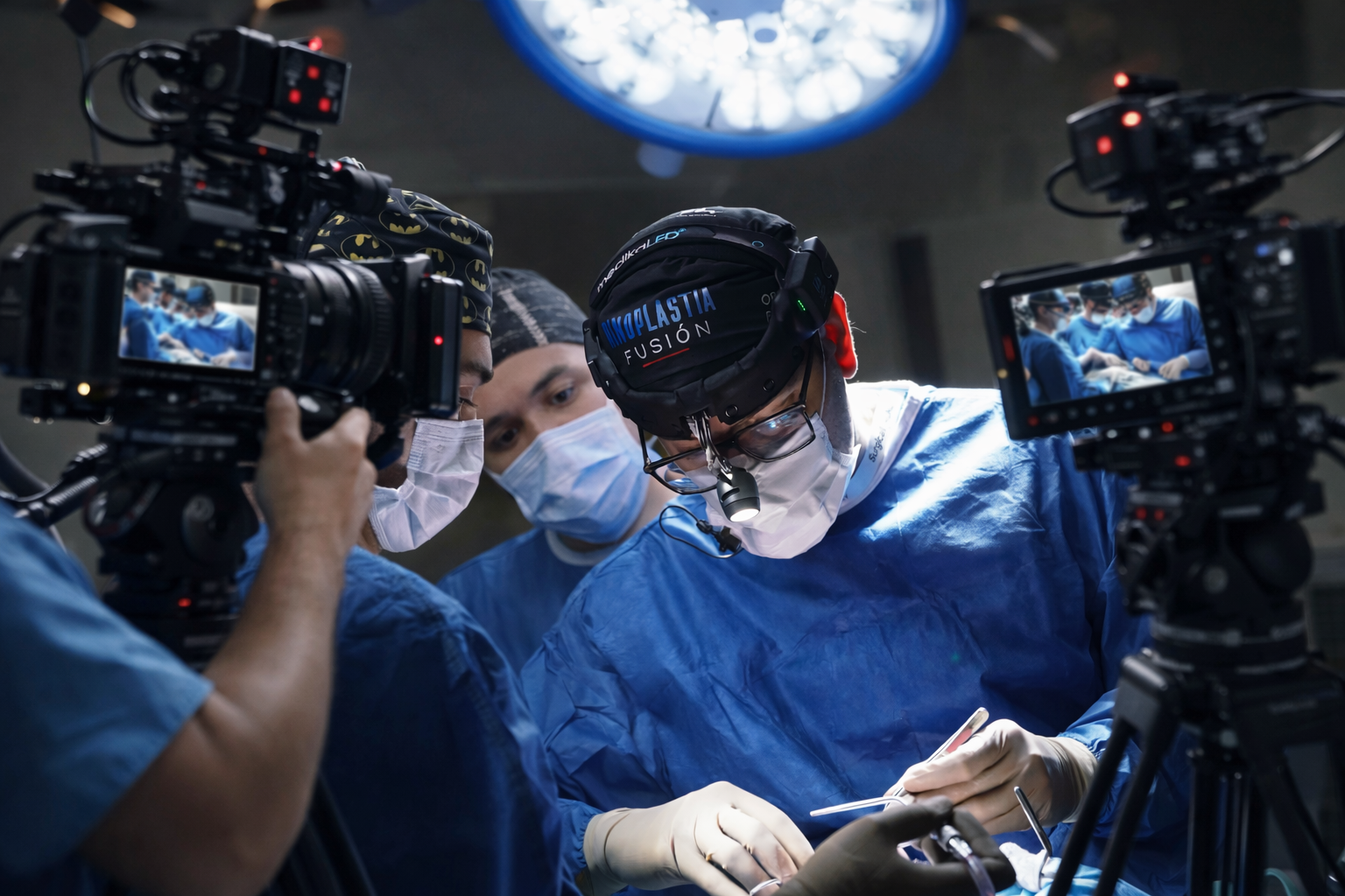 Cirugía en vivo transmitida con cámaras profesionales